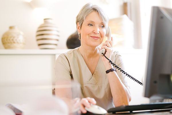 Frau Dr. med. Aletta Eberlein beim telefonischen Beratungsgespräch zur Schamlippen-Op