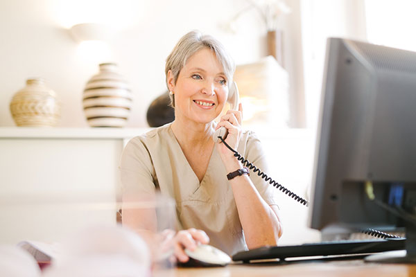 Frau Dr. med. Aletta Eberlein beim telefonischen Beratungsgespräch zur Fettabsaugung