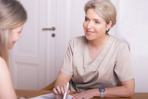 Dr. med. Aletta Eberlein berät eine Kundin zur Brustvergrößerung mit B-Lit-Implantaten