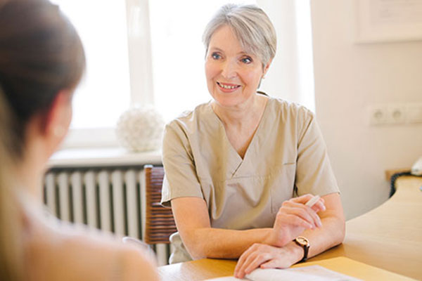Dr. med. Aletta Eberlein berät eine Kundin zur Operation einer Bruststraffung