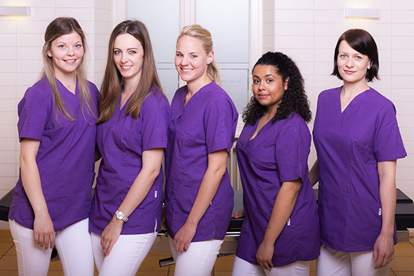 Das Team von Frau Dr. med. Aletta Eberlein vor einer Operation Brustvergrößerung mit Eigenfett