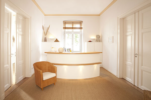 Empfangsbereich der Praxisklinik Dr. med. Aletta Eberlein Bamberg zur Anmeldung für Schönheitsoperationen