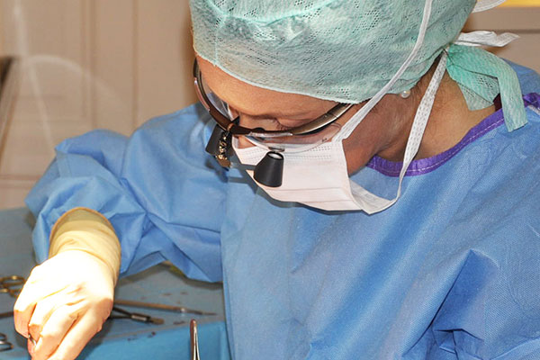 Dr. med. Aletta Eberlein bei einer Operation zur Brustvergrößerung mit Implantaten