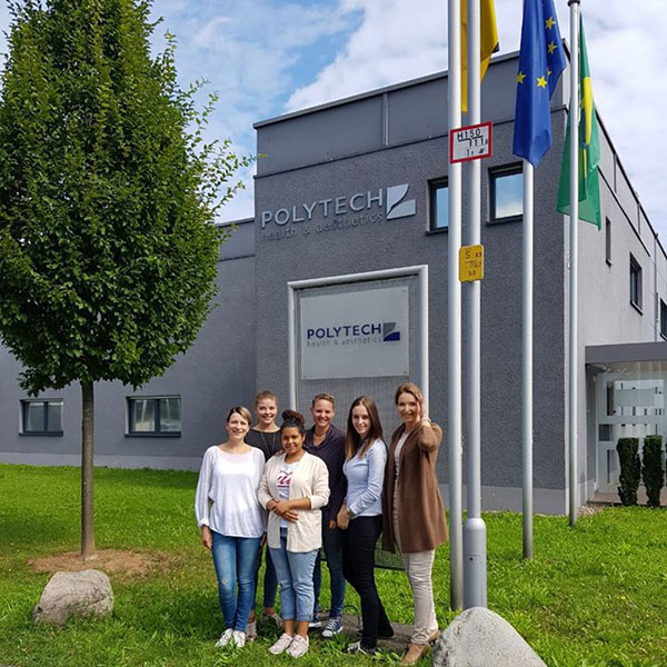 Frau Dr. Eberlein mit ihrem Team vor dem Gebäude des Implantat-Herstellers Polytech in Dieburg