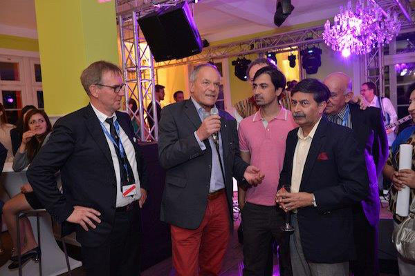 Dr. Gruhl im Gespräch mit Kollegen