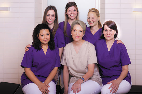 Dr. med. Aletta Eberlein mit ihrem Team im Operationsraum, indem Fettabsaugungen zu Oberamstraffungen und Straffen der Oberschenkel-Innenseiten durchgeführt werden